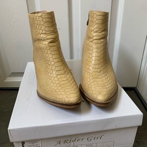 Buckle, A Rider Girl ankle boots. Worn twice. Danika Snake, Dusty yellow. Size 7